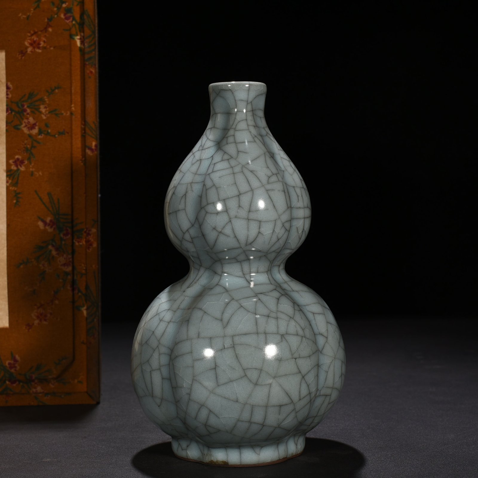 Song Dynasty official kiln gourd vase