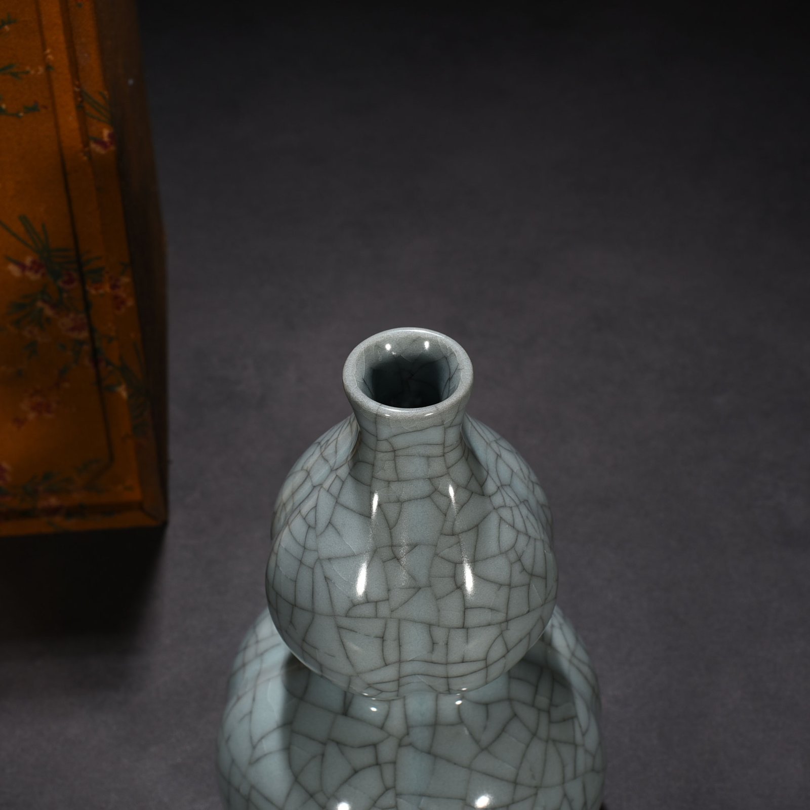 Song Dynasty official kiln gourd vase