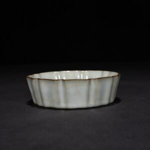Song Dynasty Guan kiln Kui Kou wash