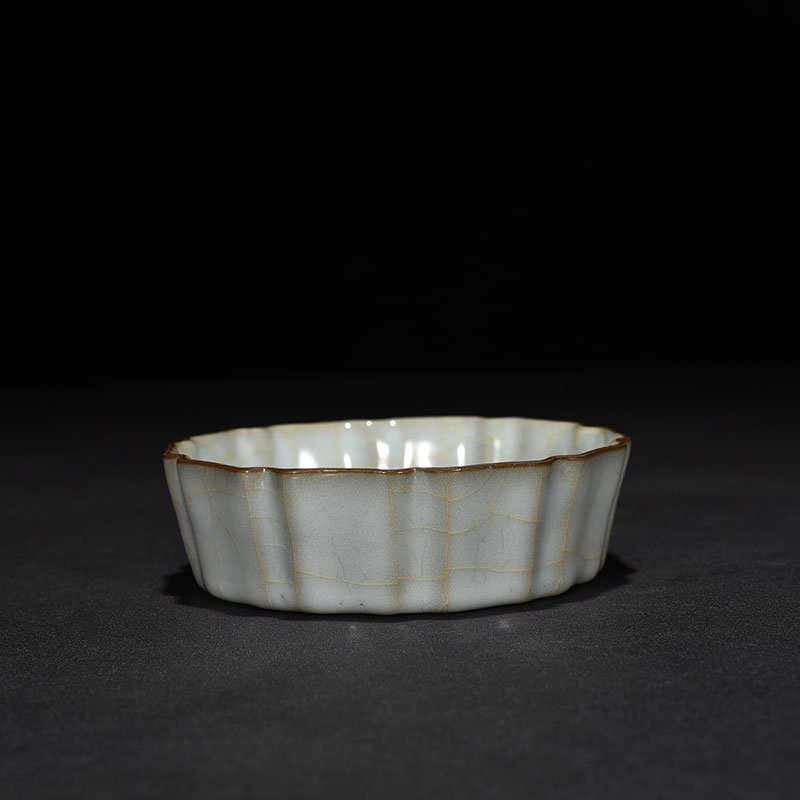 Song Dynasty Guan kiln Kui Kou wash