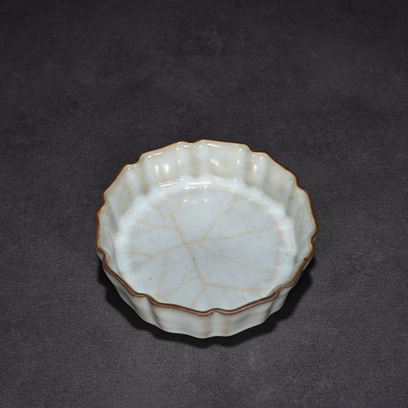 Song Dynasty Guan kiln Kui Kou wash
