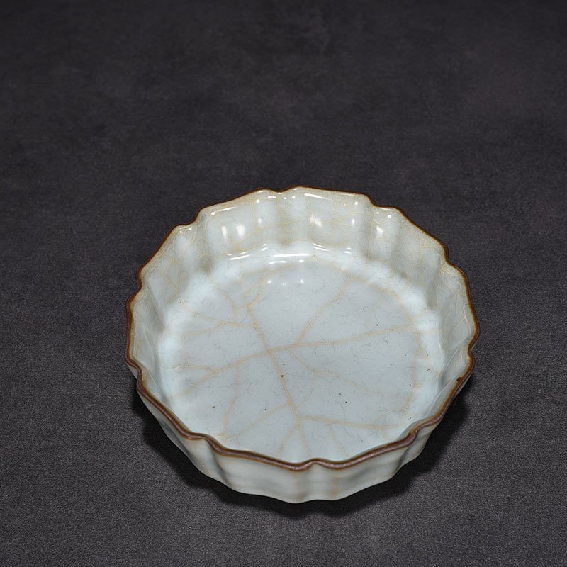 Song Dynasty Guan kiln Kui Kou wash