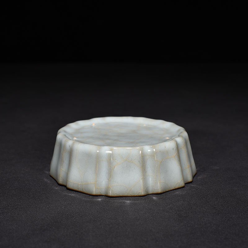 Song Dynasty Guan kiln Kui Kou wash