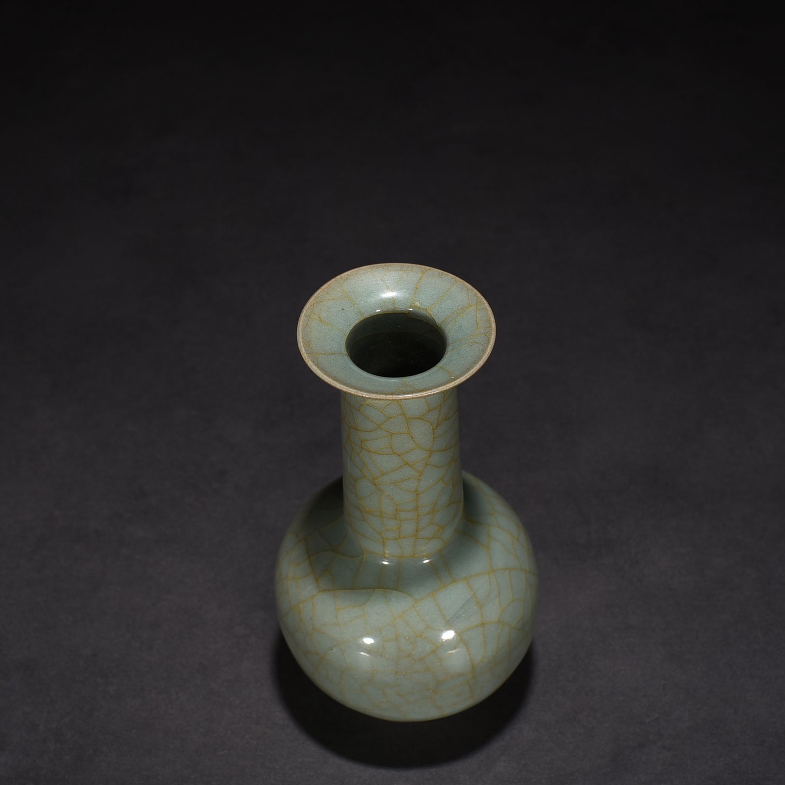 Song Dynasty official kiln long-neck bottle