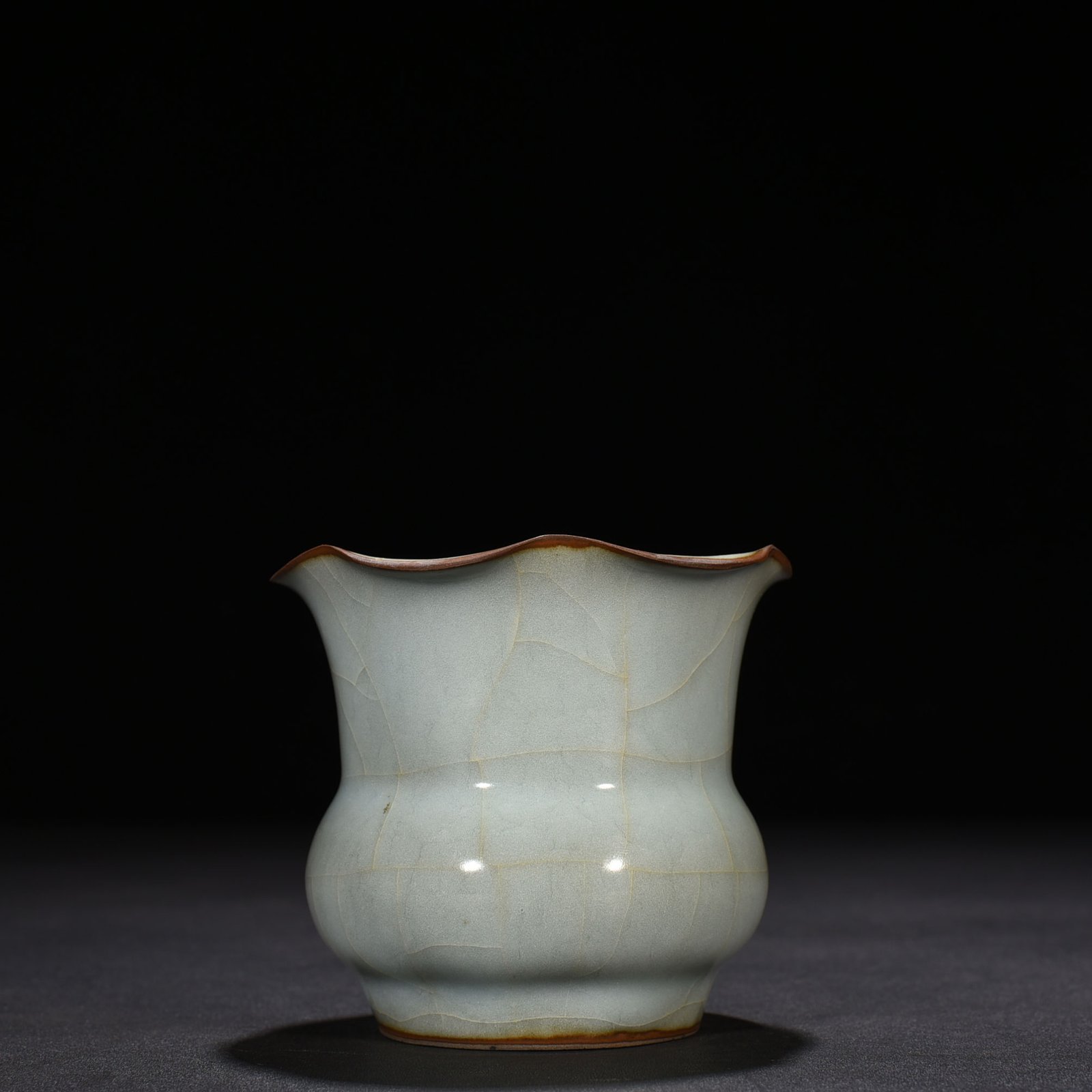 Song Dynasty official kiln blue and white glaze flower mouth slag bucket