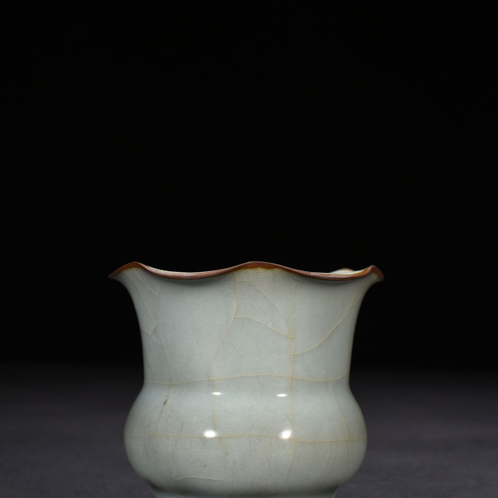 Song Dynasty official kiln blue and white glaze flower mouth slag bucket