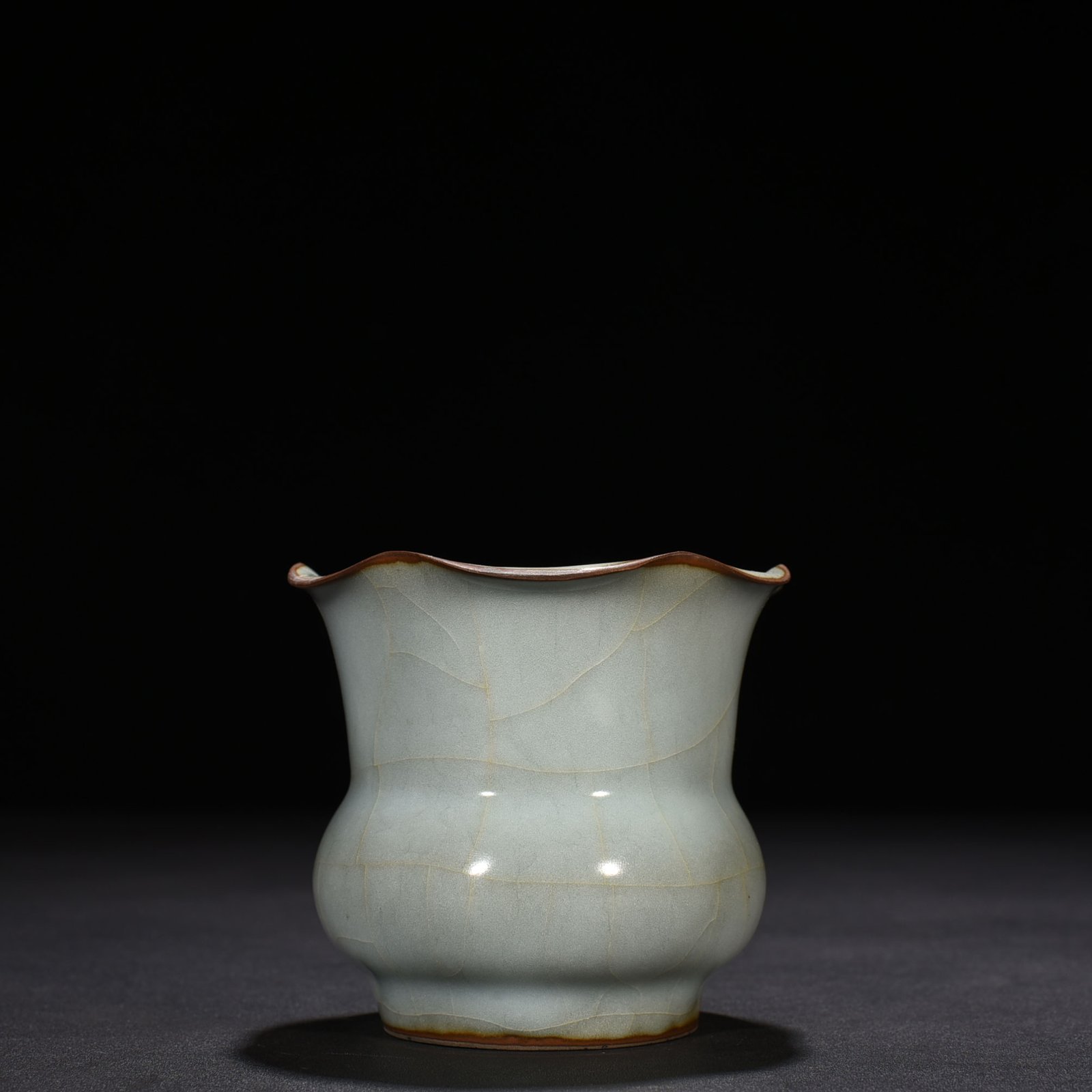 Song Dynasty official kiln blue and white glaze flower mouth slag bucket