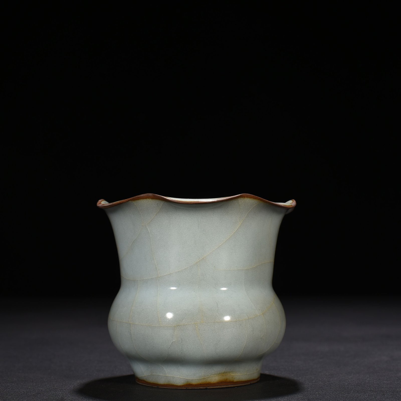 Song Dynasty official kiln blue and white glaze flower mouth slag bucket