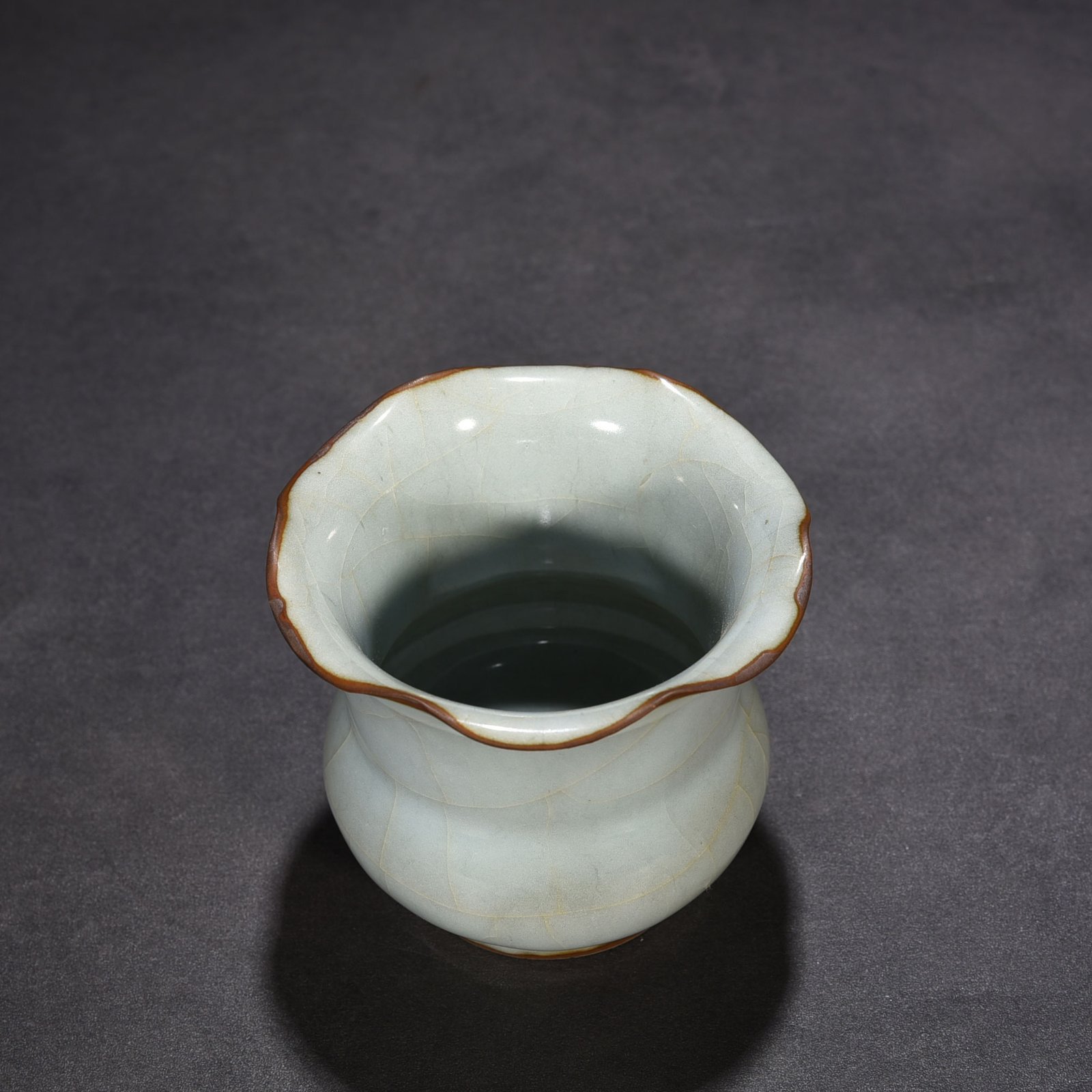 Song Dynasty official kiln blue and white glaze flower mouth slag bucket