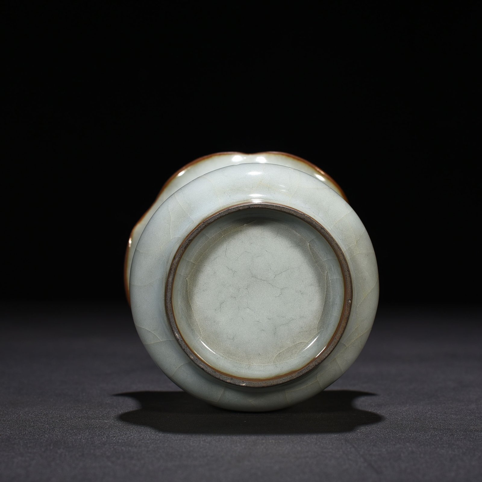 Song Dynasty official kiln blue and white glaze flower mouth slag bucket