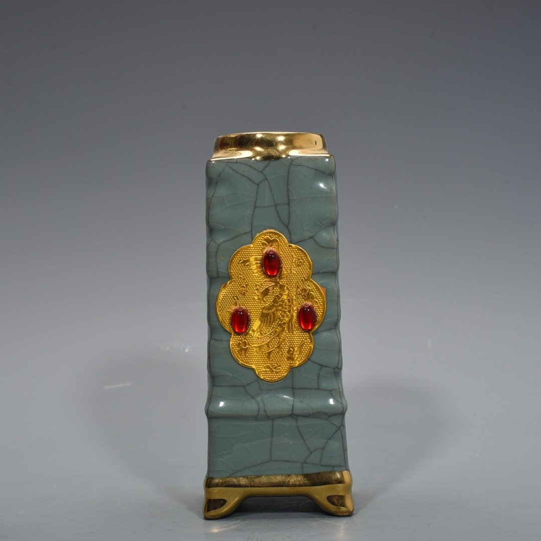 Song Dynasty official kiln celadon pagoda vase