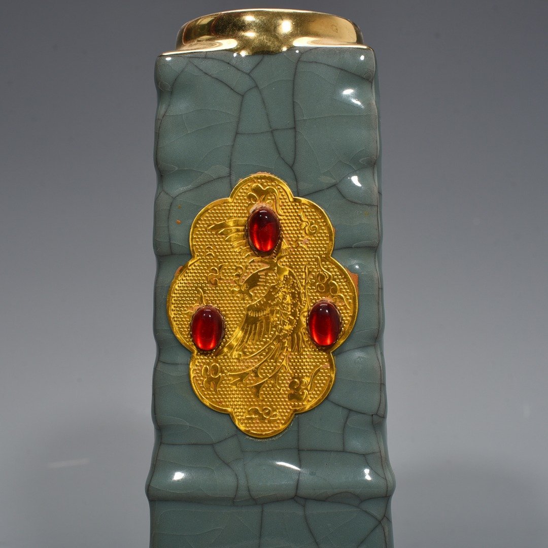Song Dynasty official kiln celadon pagoda vase