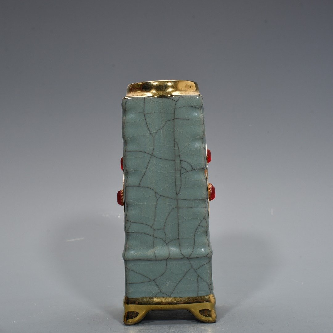 Song Dynasty official kiln celadon pagoda vase