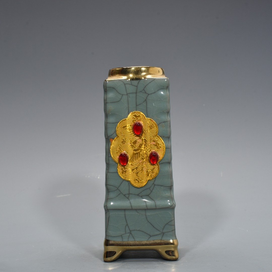 Song Dynasty official kiln celadon pagoda vase