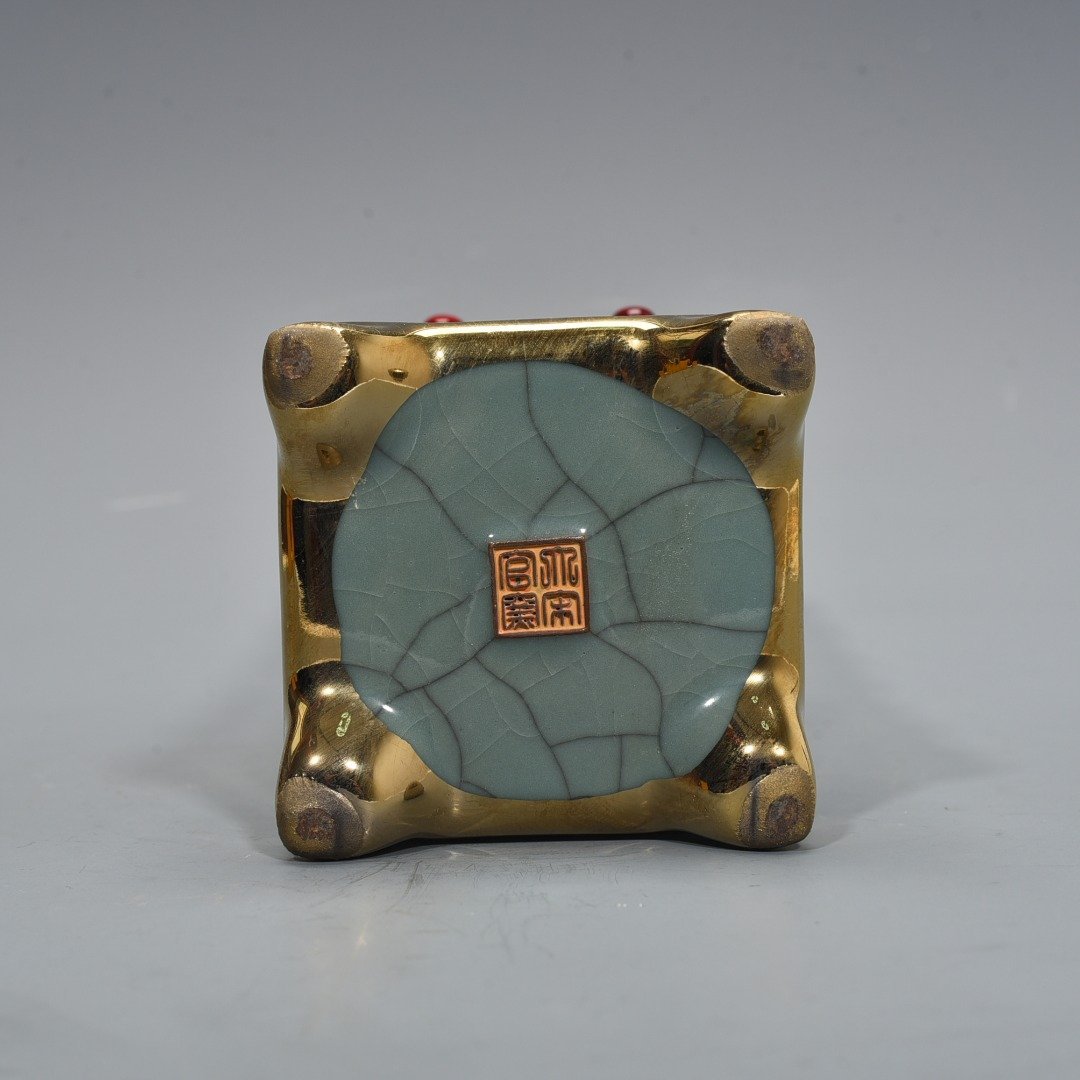 Song Dynasty official kiln celadon pagoda vase