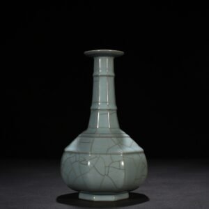 Song Dynasty official kiln celadon dazzling pattern octagonal plate mouth vase