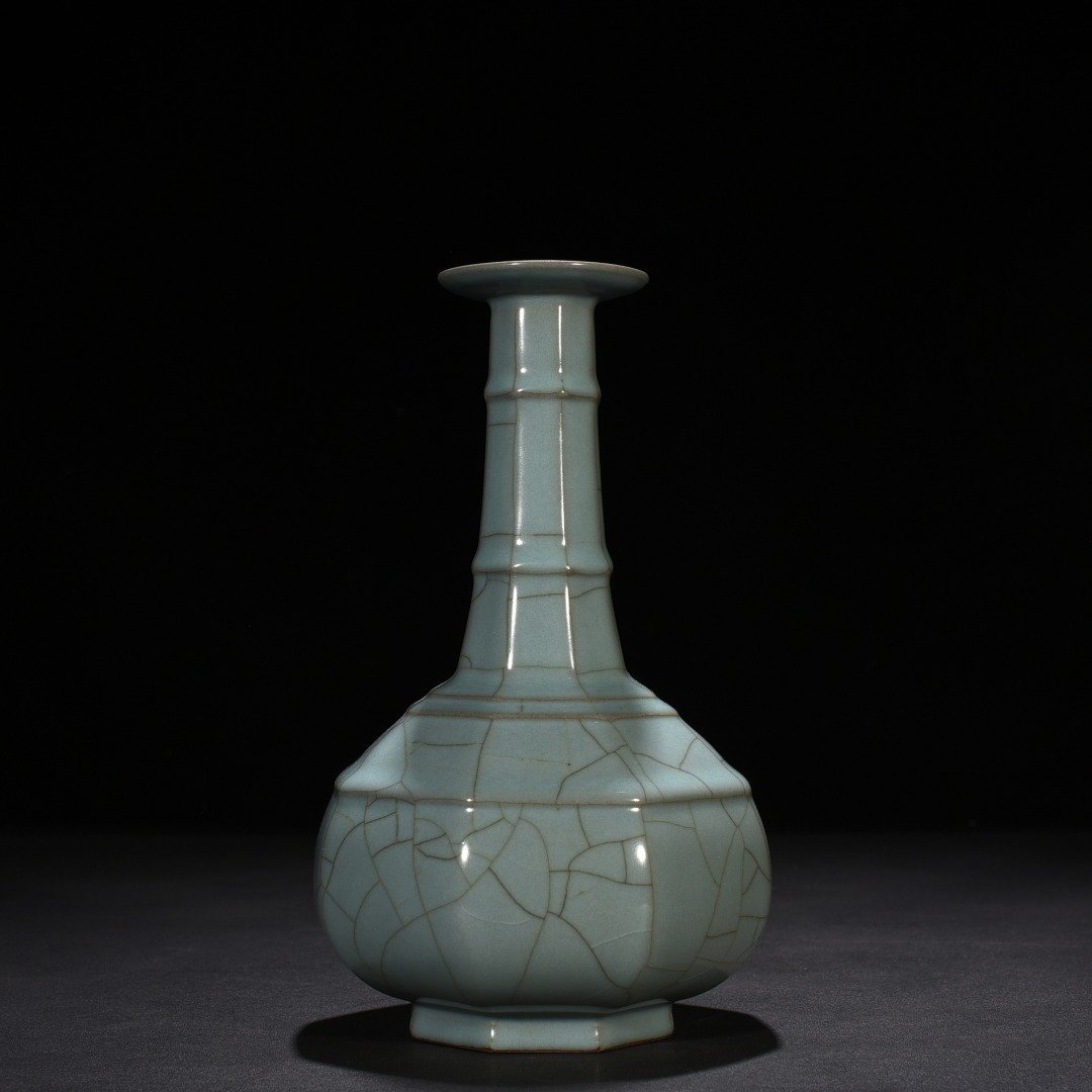 Song Dynasty official kiln celadon dazzling pattern octagonal plate mouth vase