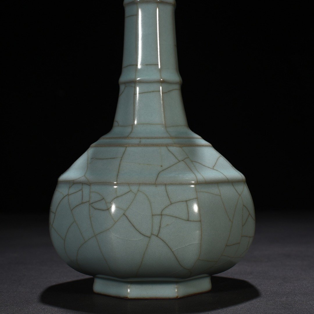Song Dynasty official kiln celadon dazzling pattern octagonal plate mouth vase