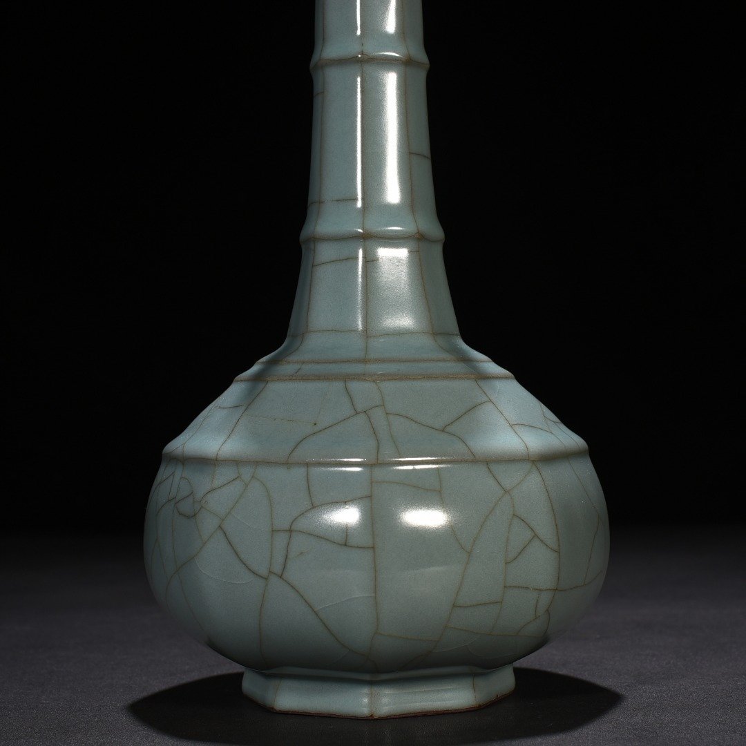 Song Dynasty official kiln celadon dazzling pattern octagonal plate mouth vase