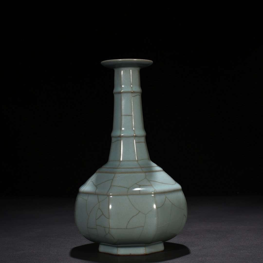 Song Dynasty official kiln celadon dazzling pattern octagonal plate mouth vase