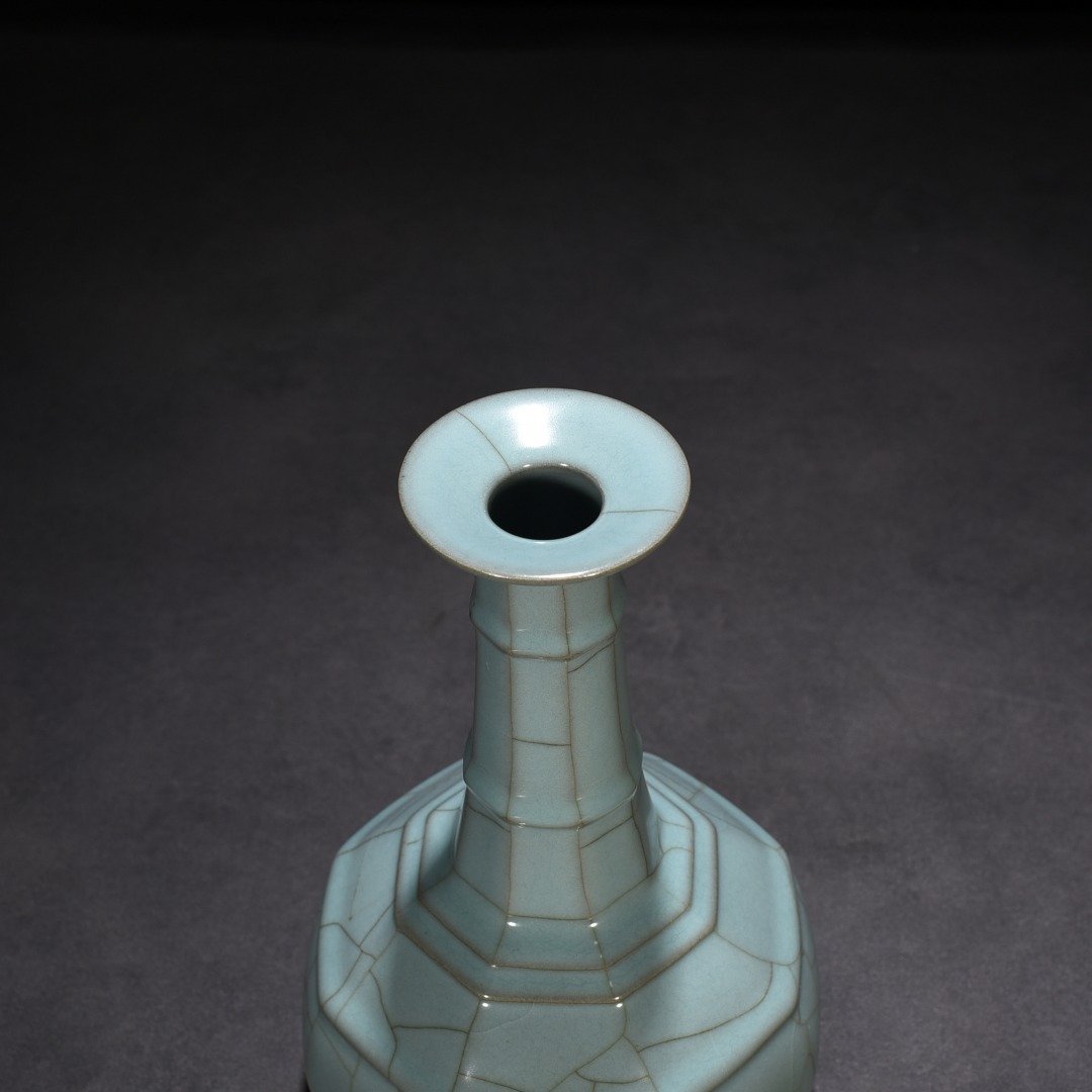 Song Dynasty official kiln celadon dazzling pattern octagonal plate mouth vase