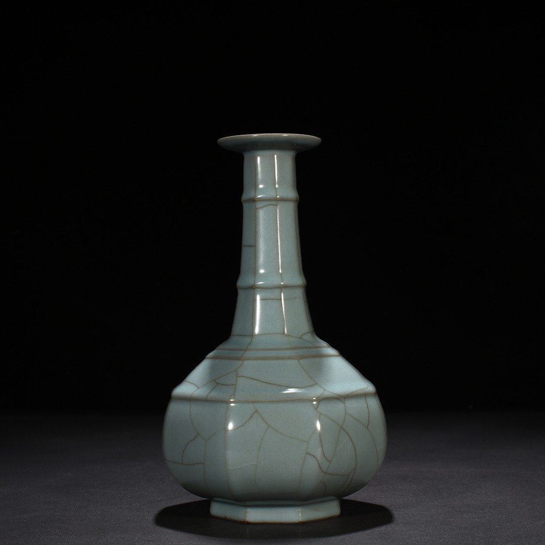 Song Dynasty official kiln celadon dazzling pattern octagonal plate mouth vase