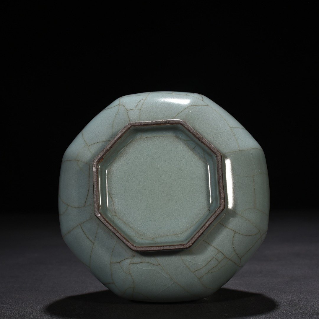 Song Dynasty official kiln celadon dazzling pattern octagonal plate mouth vase