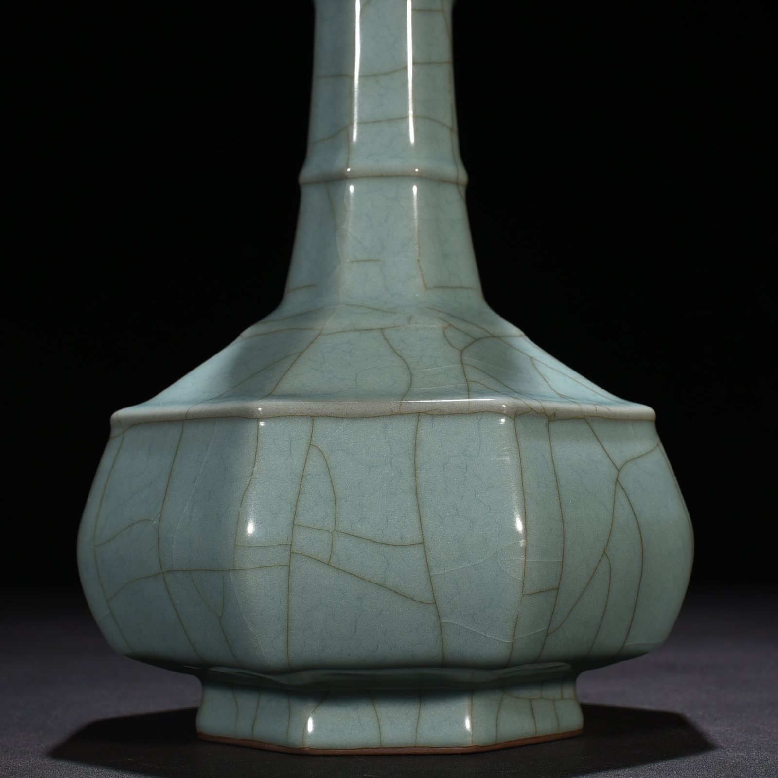 Song Dynasty official kiln celadon dazzling pattern octagonal plate mouth vase