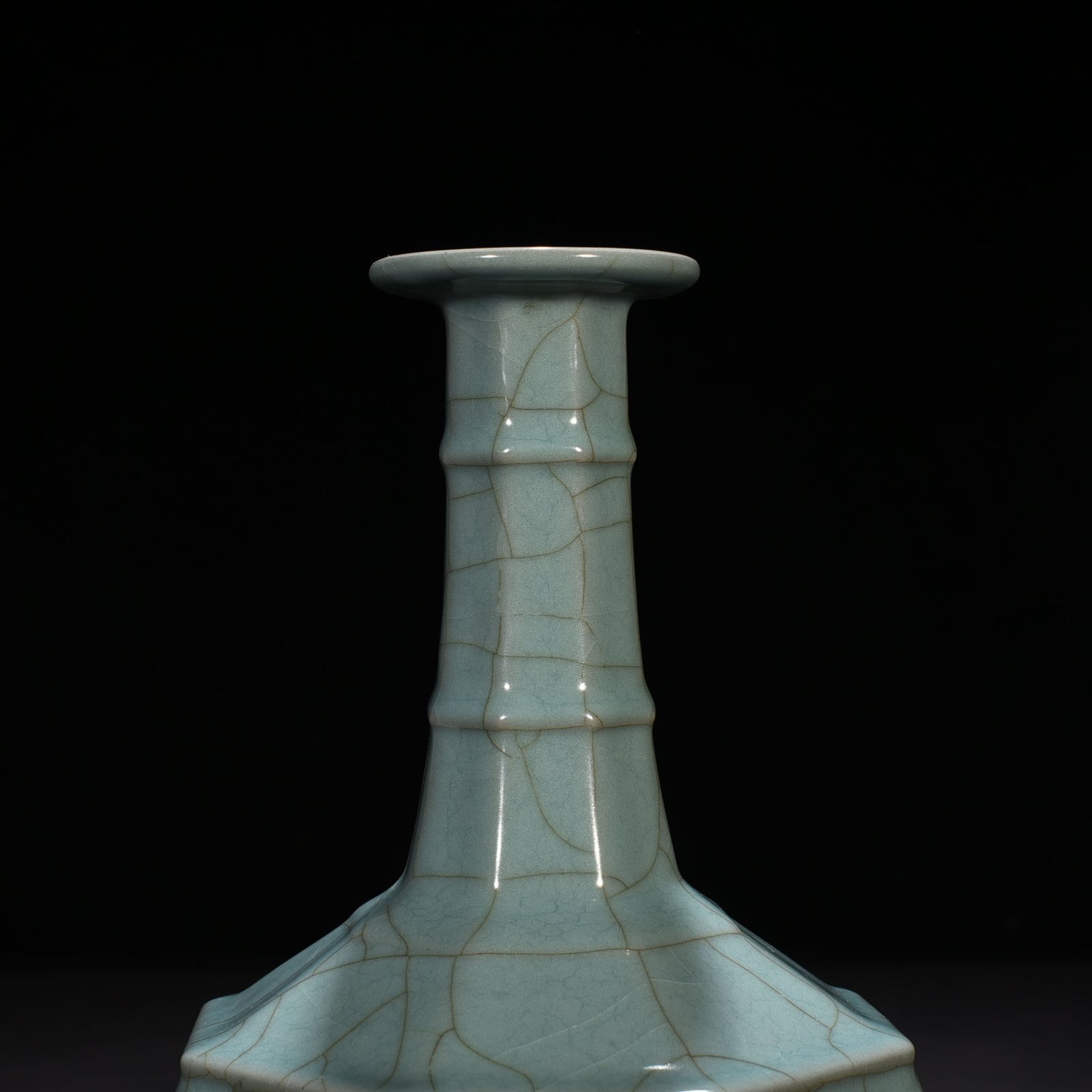 Song Dynasty official kiln celadon dazzling pattern octagonal plate mouth vase