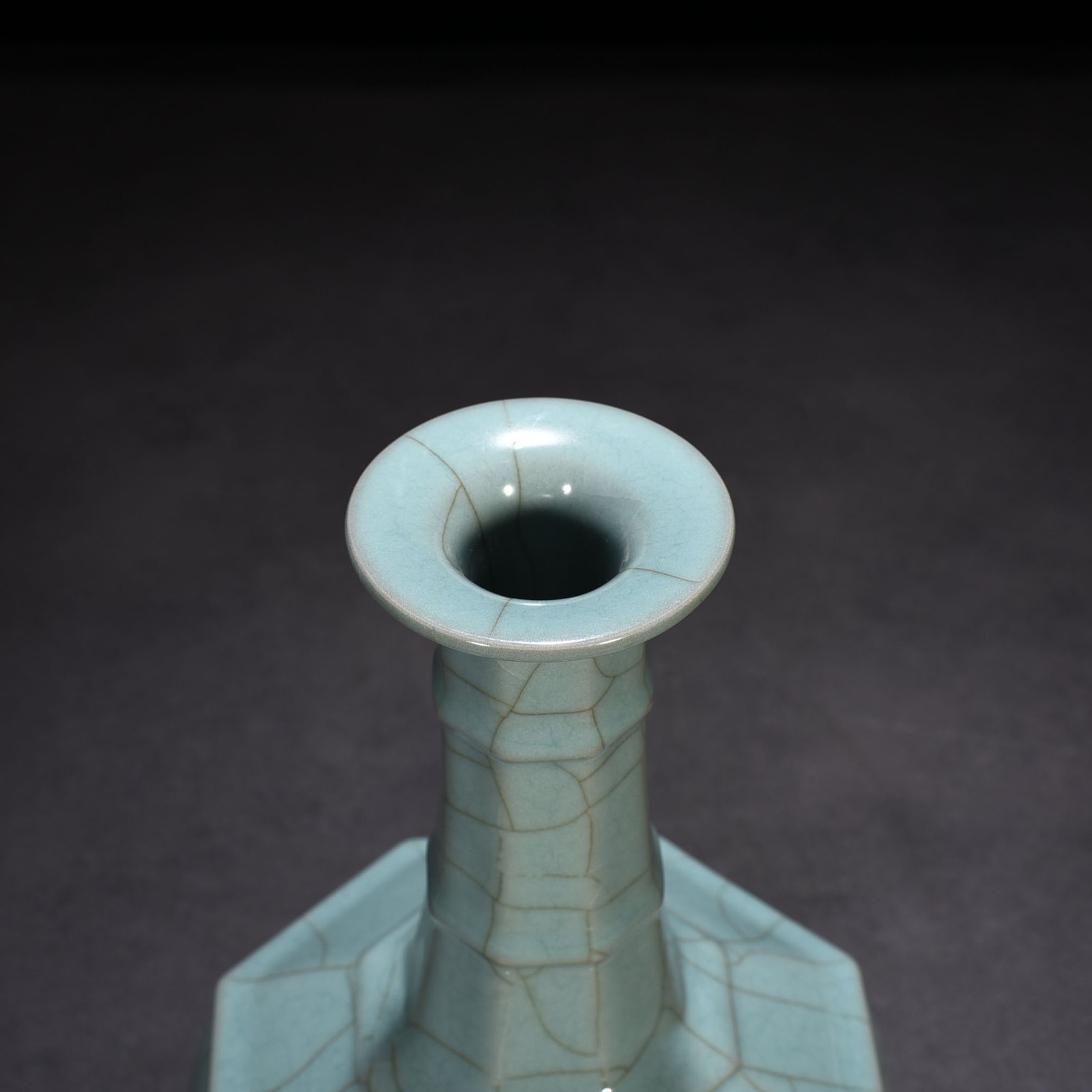 Song Dynasty official kiln celadon dazzling pattern octagonal plate mouth vase