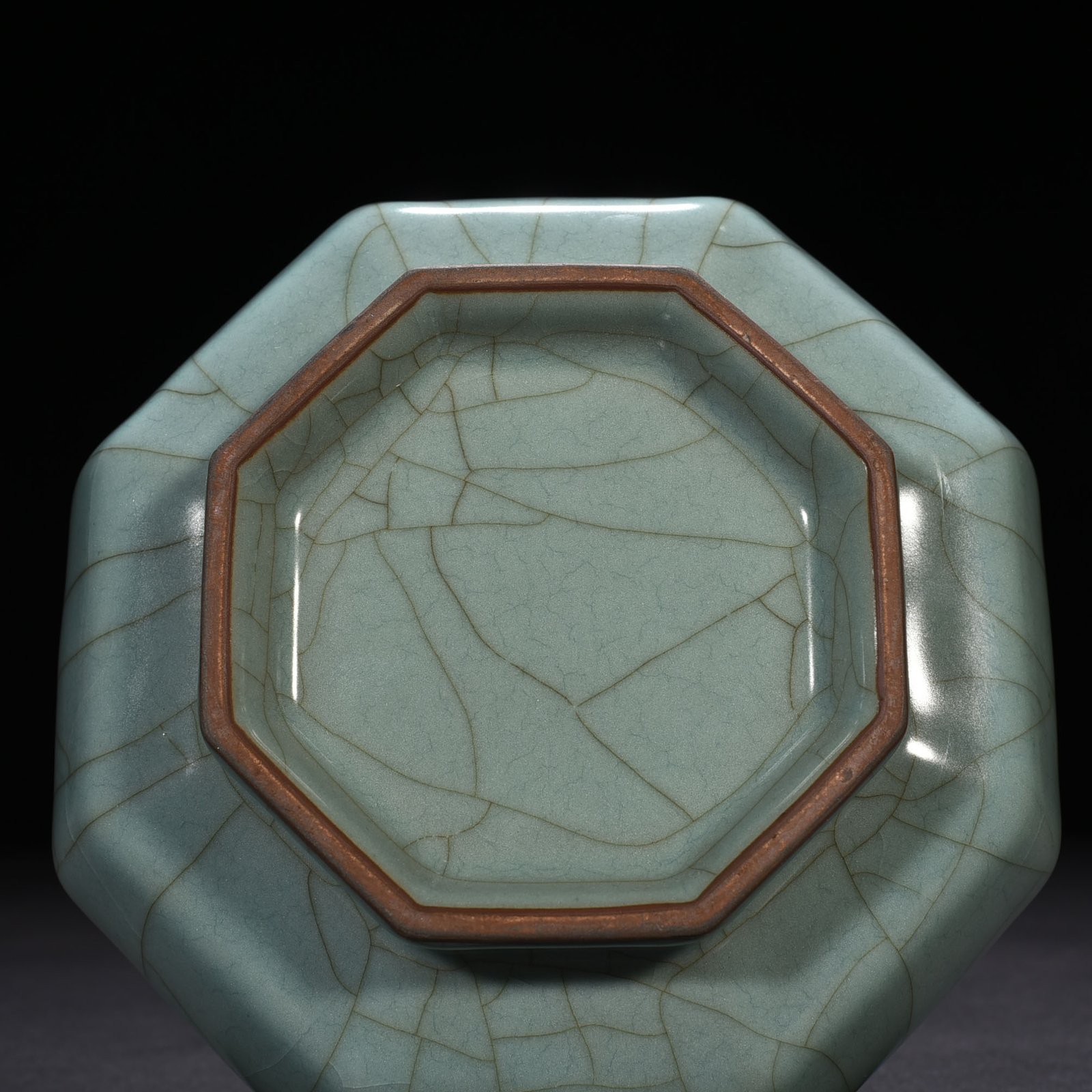 Song Dynasty official kiln celadon dazzling pattern octagonal plate mouth vase