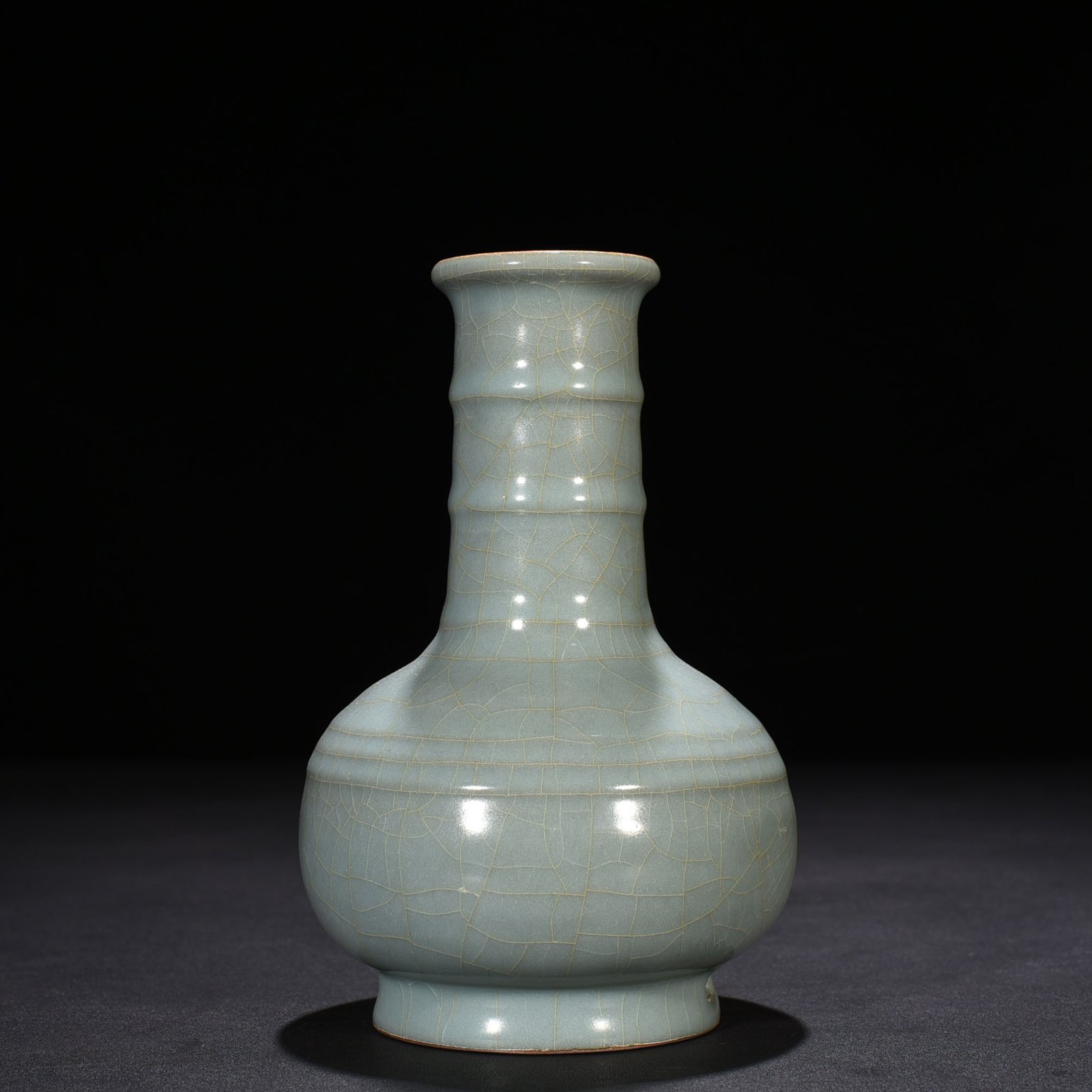 Song Dynasty official kiln celadon dazzling pattern plate mouth vase