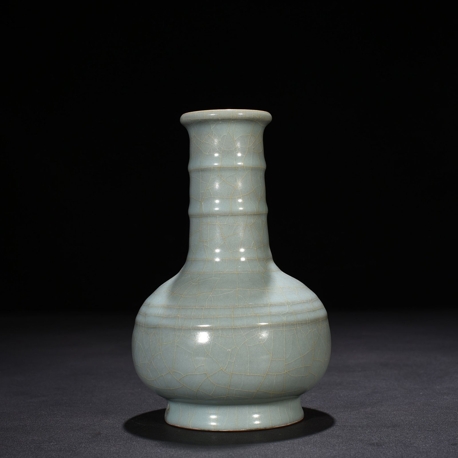 Song Dynasty official kiln celadon dazzling pattern plate mouth vase