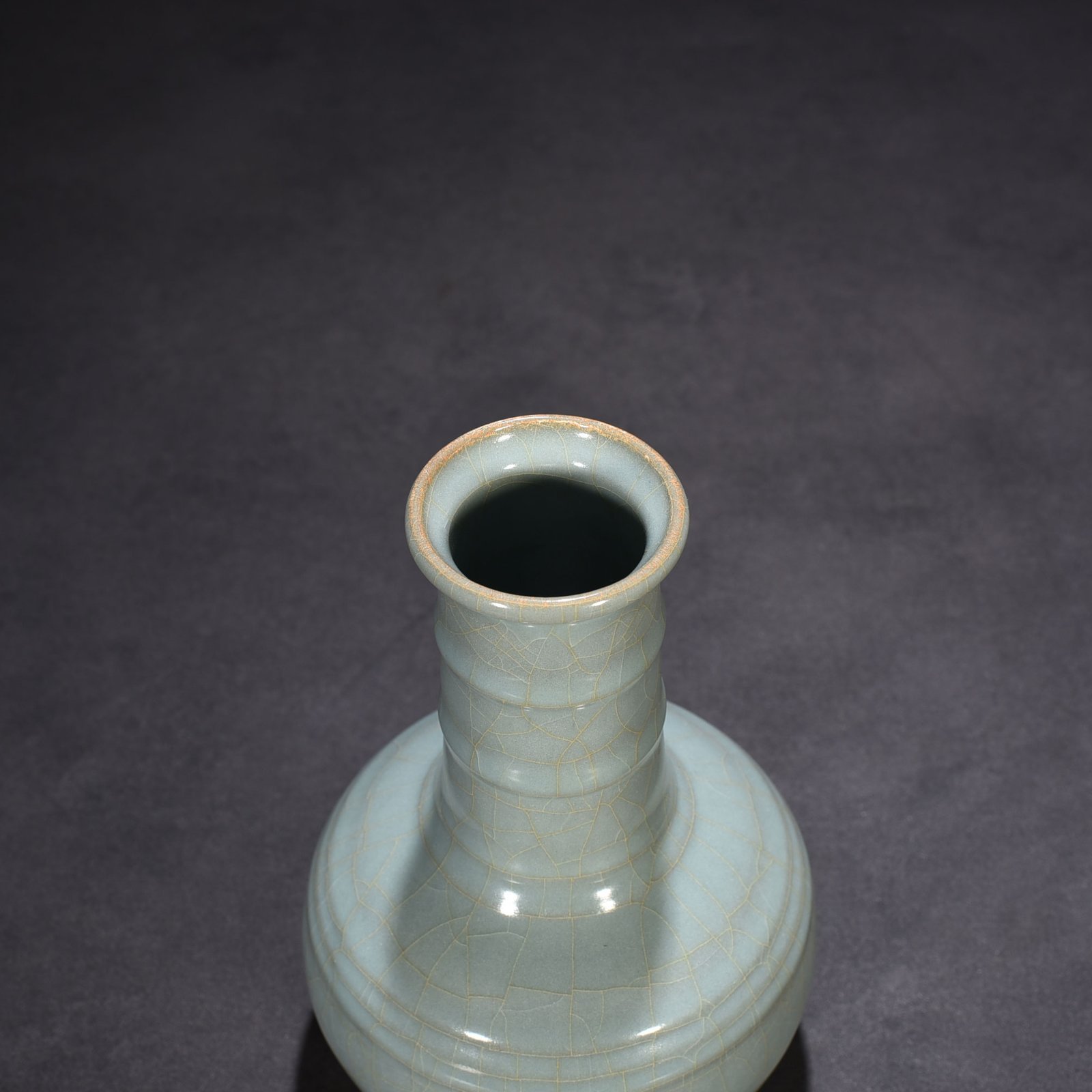 Song Dynasty official kiln celadon dazzling pattern plate mouth vase