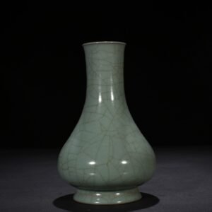 Song Dynasty Guan kiln celadon vase