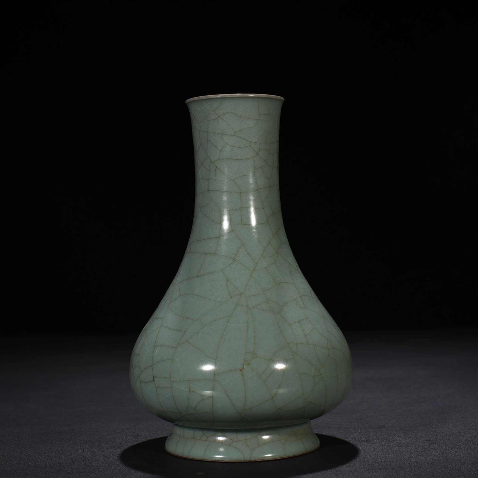 Song Dynasty Guan kiln celadon vase