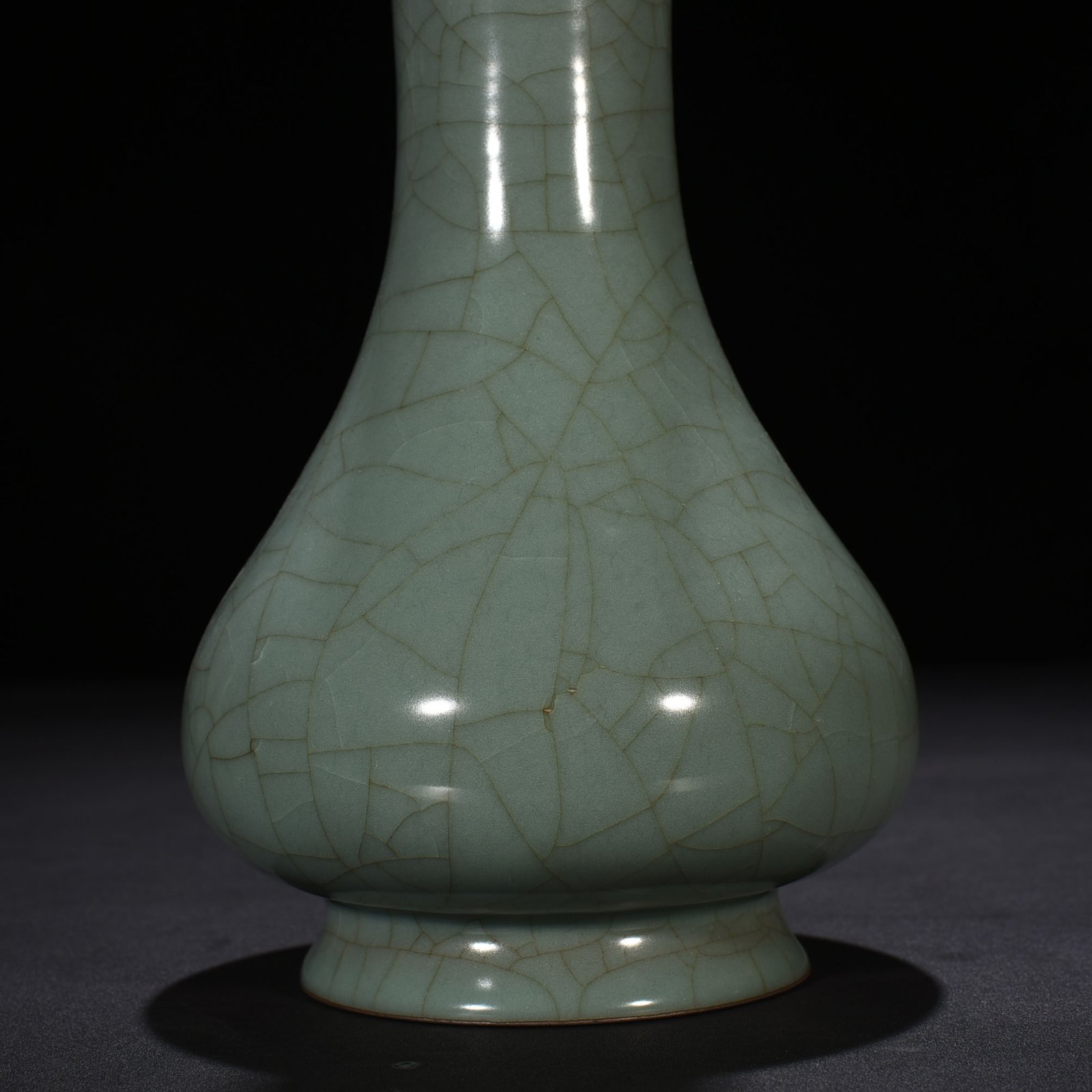 Song Dynasty Guan kiln celadon vase