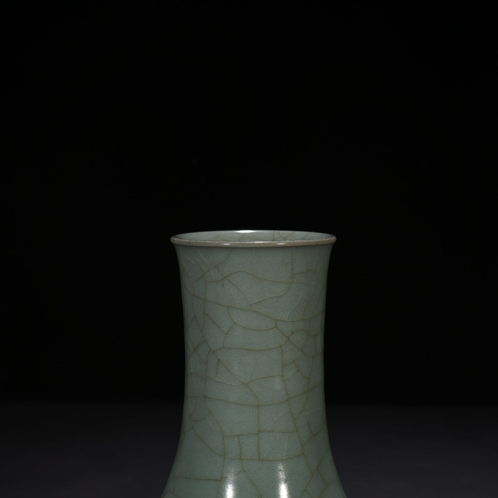 Song Dynasty Guan kiln celadon vase