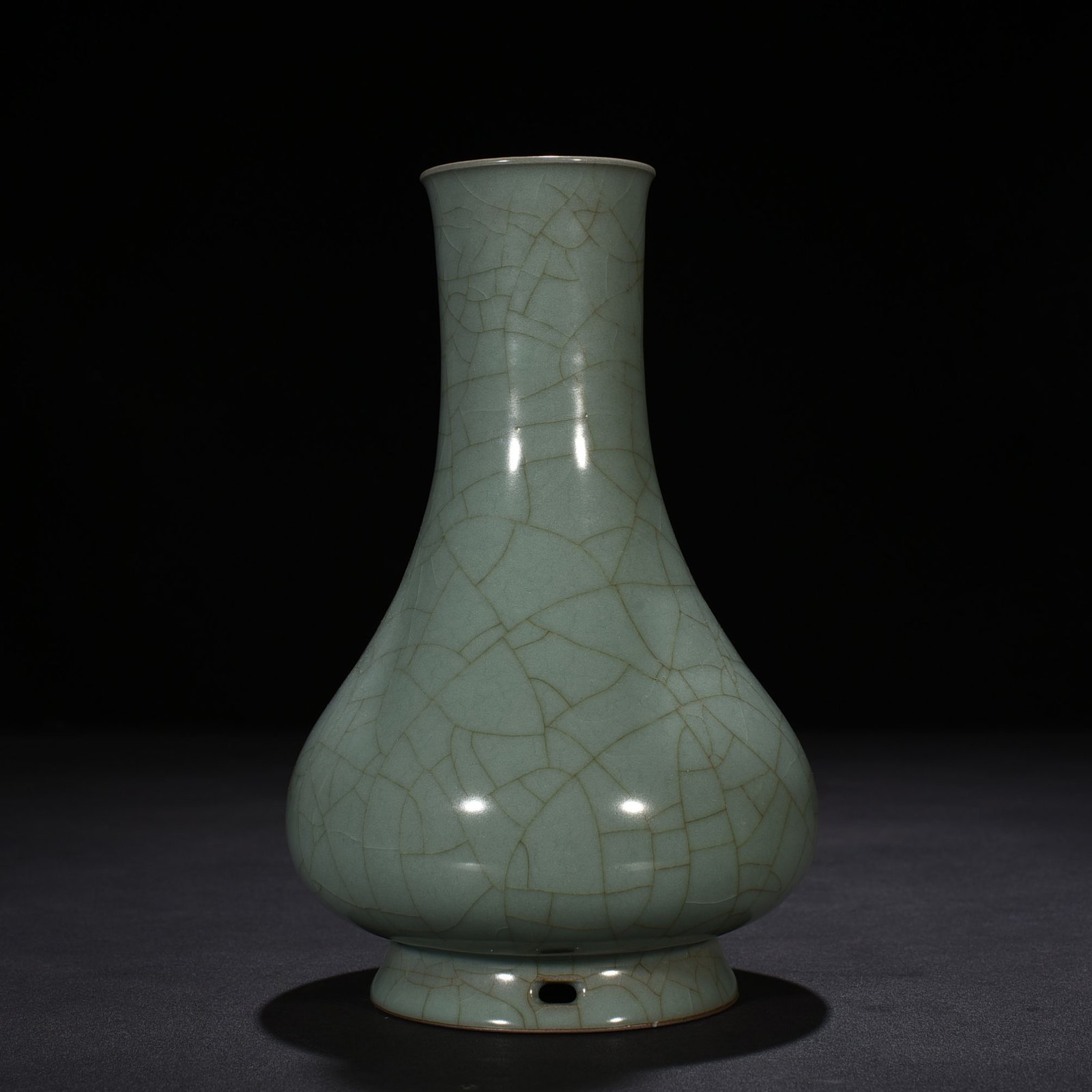 Song Dynasty Guan kiln celadon vase