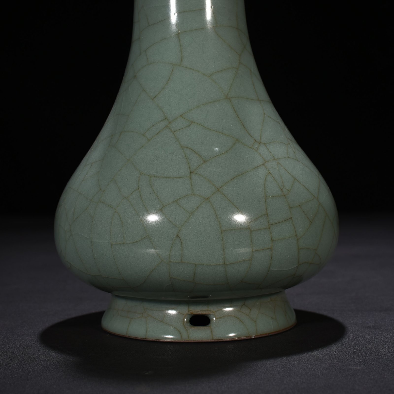 Song Dynasty Guan kiln celadon vase