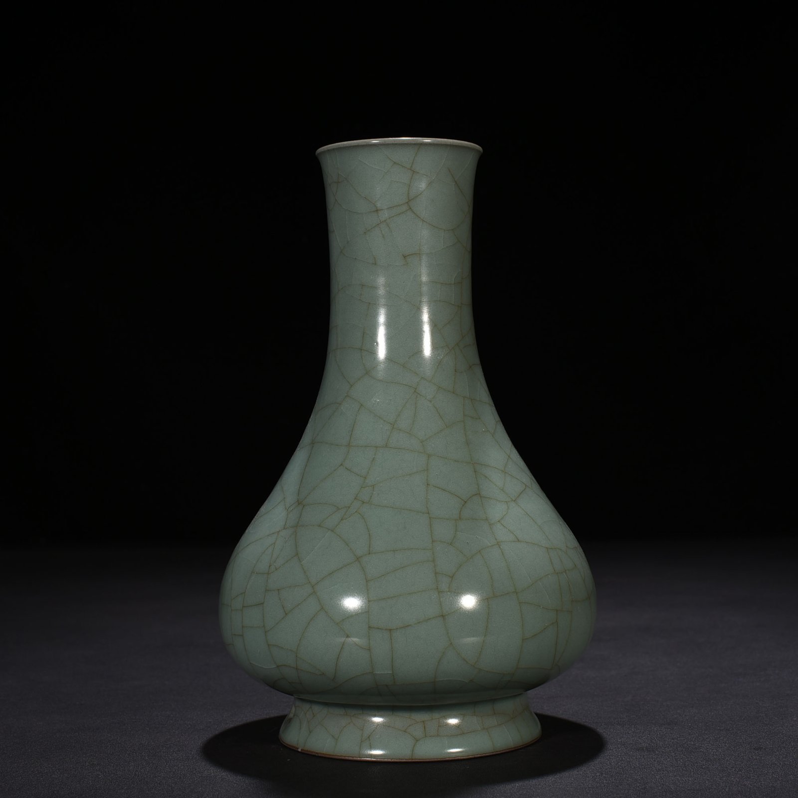 Song Dynasty Guan kiln celadon vase
