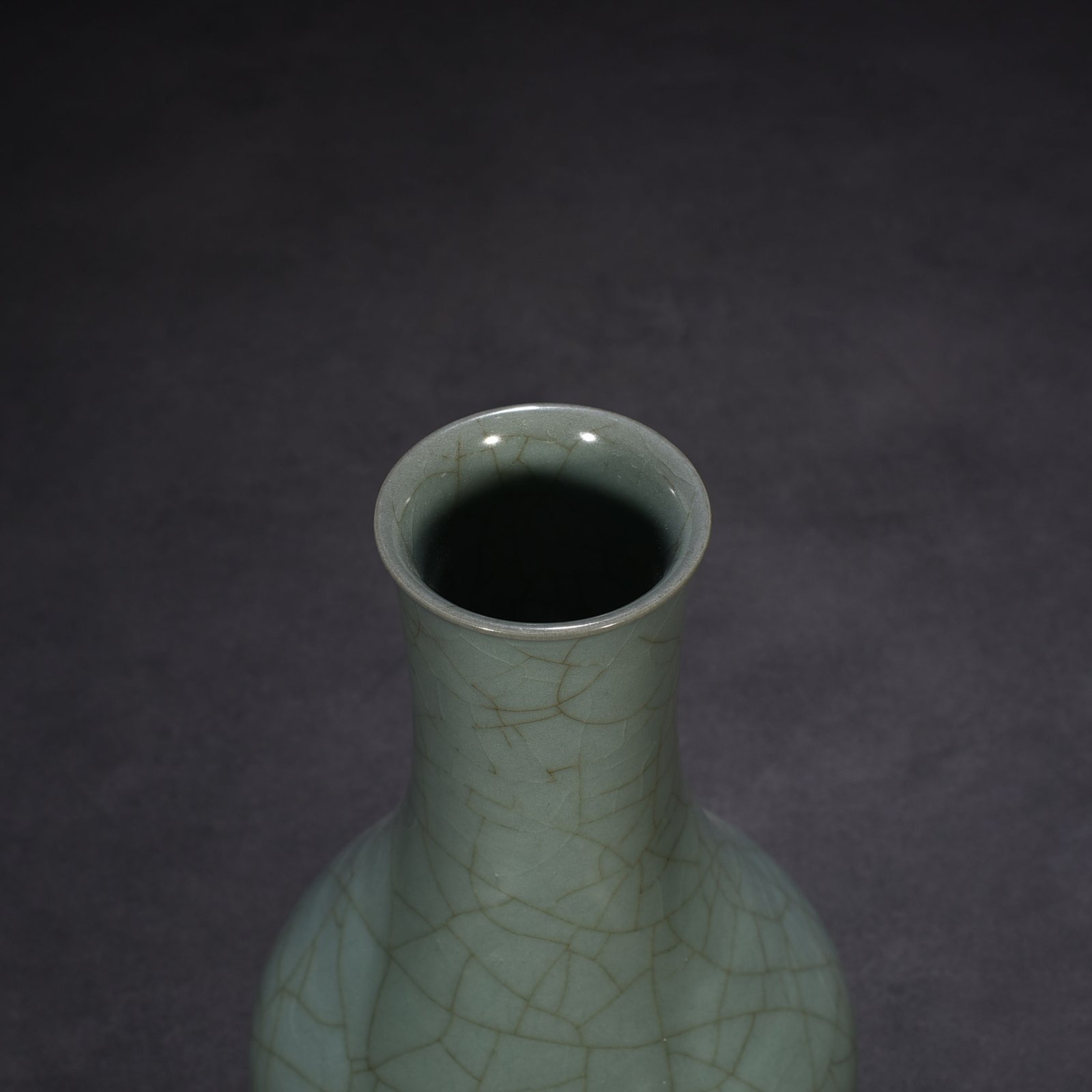 Song Dynasty Guan kiln celadon vase