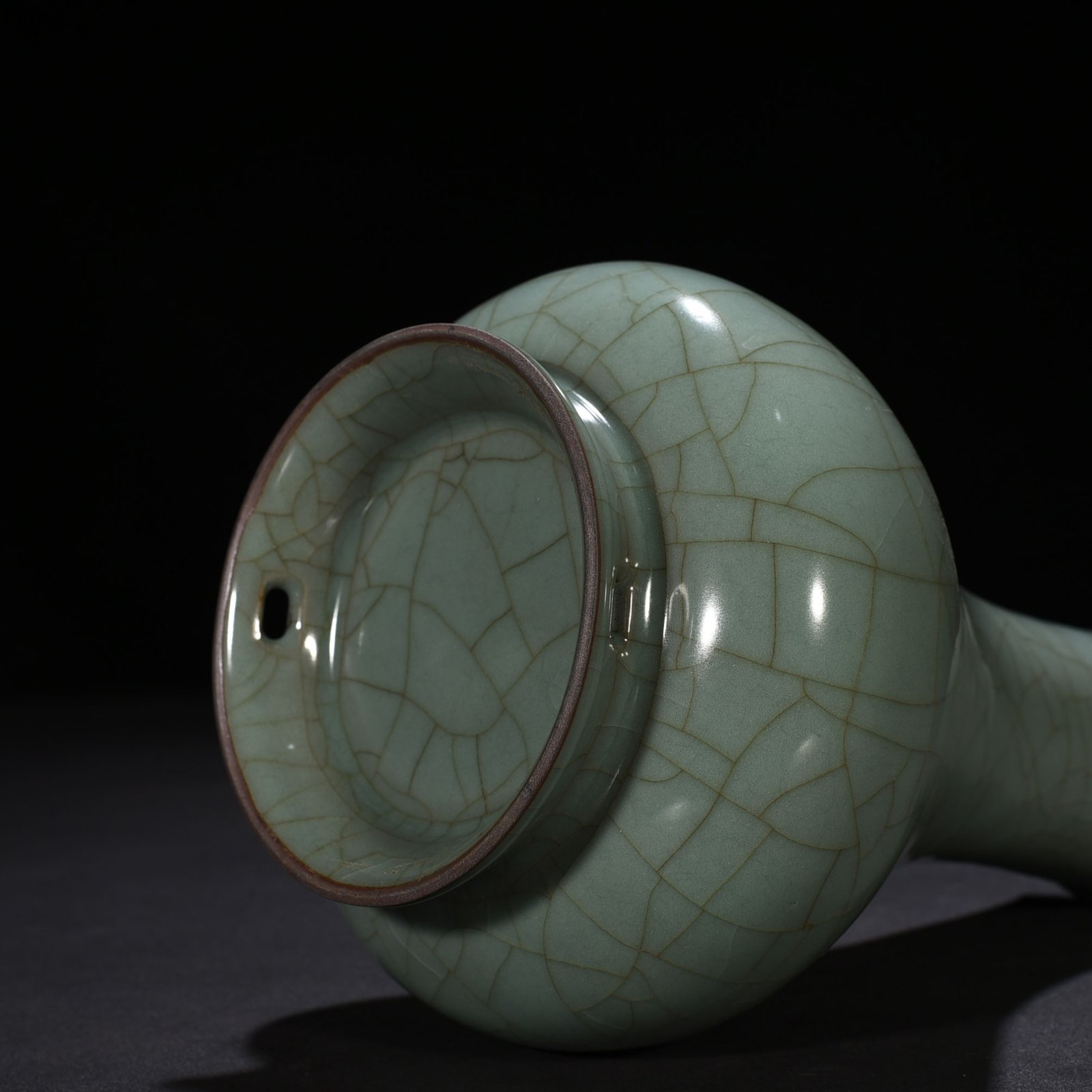 Song Dynasty Guan kiln celadon vase