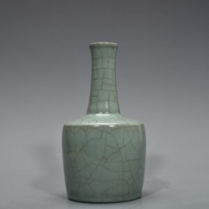 Song Dynasty official kiln celadon paper mallet vase