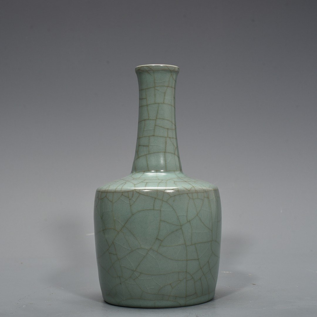 Song Dynasty official kiln celadon paper mallet vase