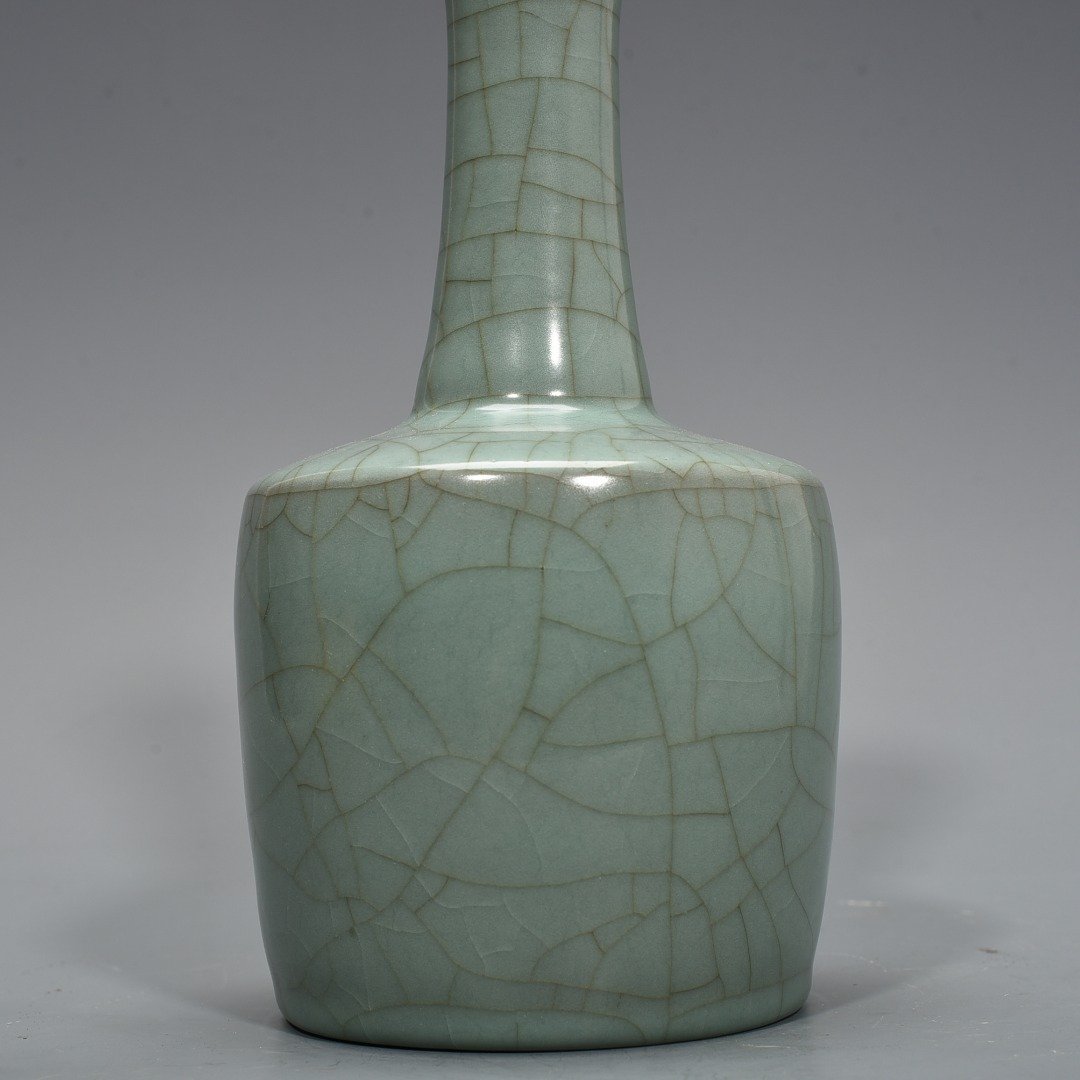 Song Dynasty official kiln celadon paper mallet vase