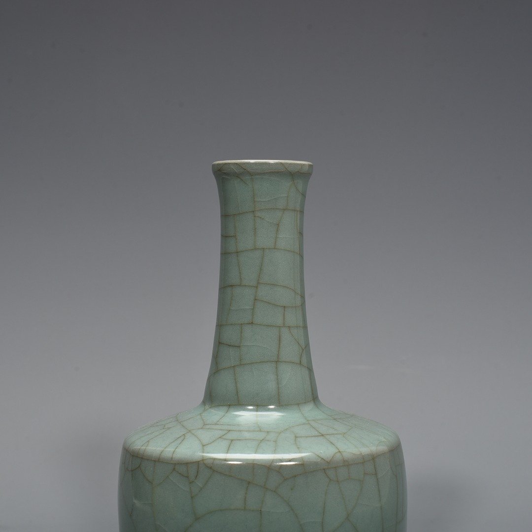 Song Dynasty official kiln celadon paper mallet vase