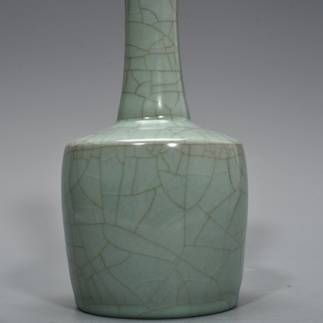 Song Dynasty official kiln celadon paper mallet vase