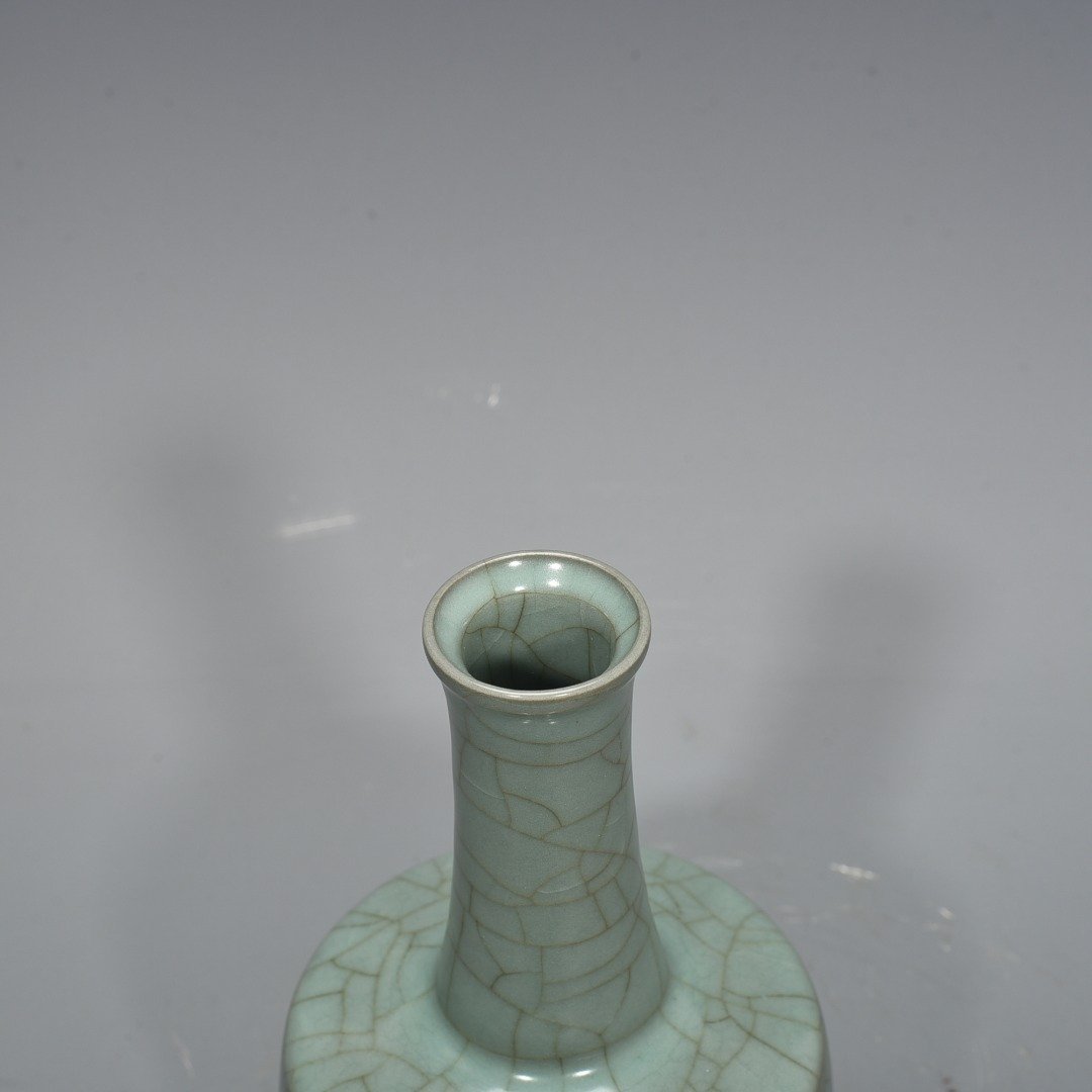 Song Dynasty official kiln celadon paper mallet vase