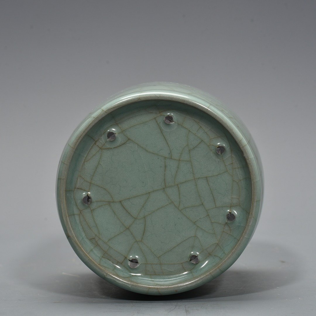 Song Dynasty official kiln celadon paper mallet vase